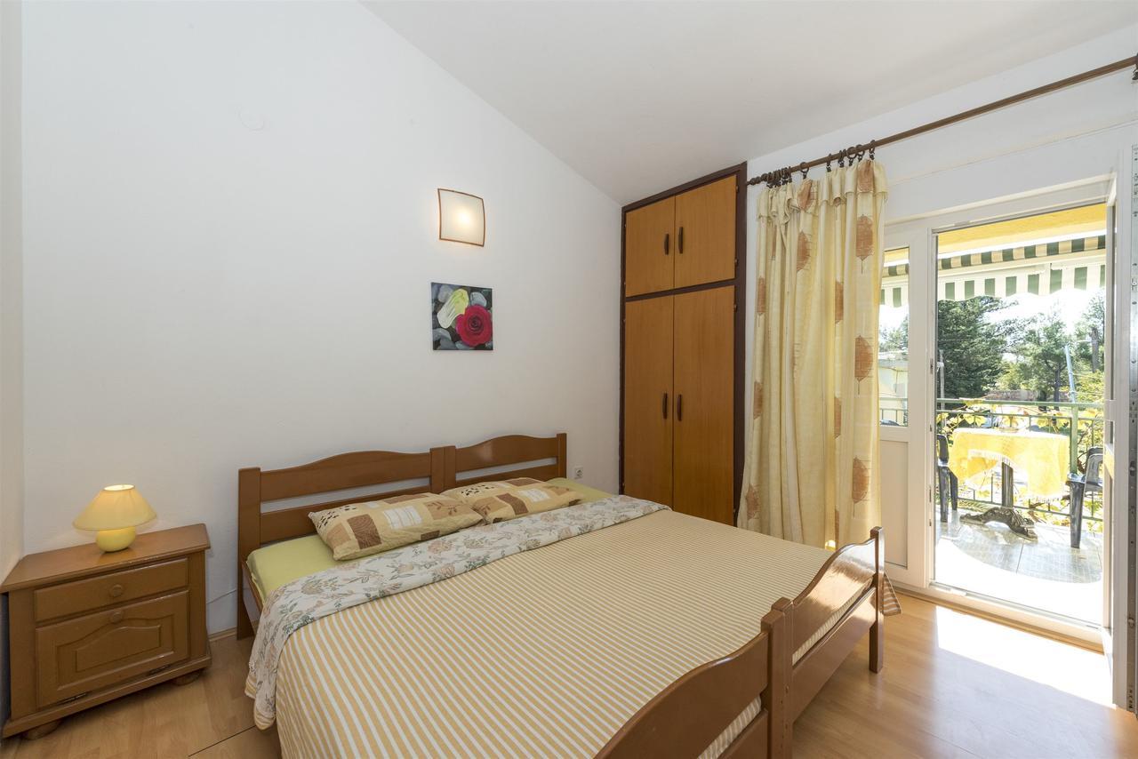 Apartments And Rooms Dragica Starigrad Paklenica Exterior foto