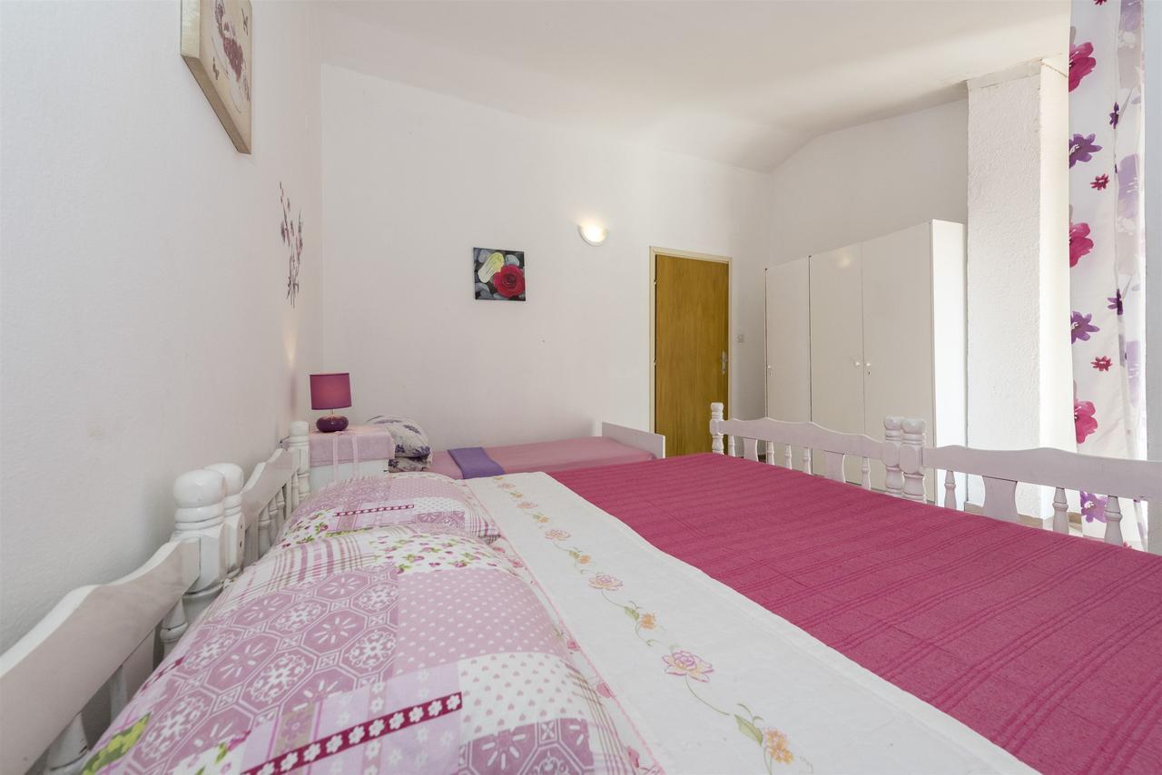 Apartments And Rooms Dragica Starigrad Paklenica Exterior foto