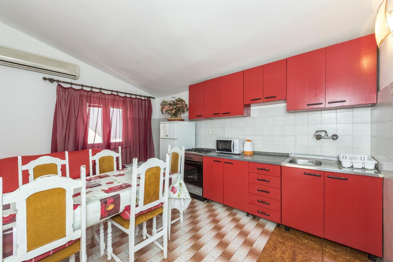 Apartments And Rooms Dragica Starigrad Paklenica Exterior foto