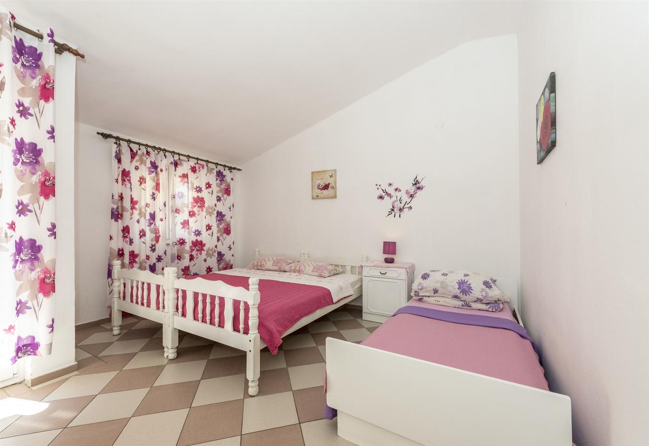 Apartments And Rooms Dragica Starigrad Paklenica Exterior foto